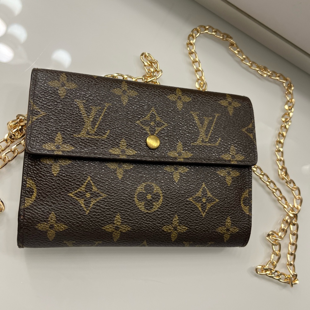 Authentic Louis Vuitton Monogram
Leather Trifold Wallet portefeuille passport